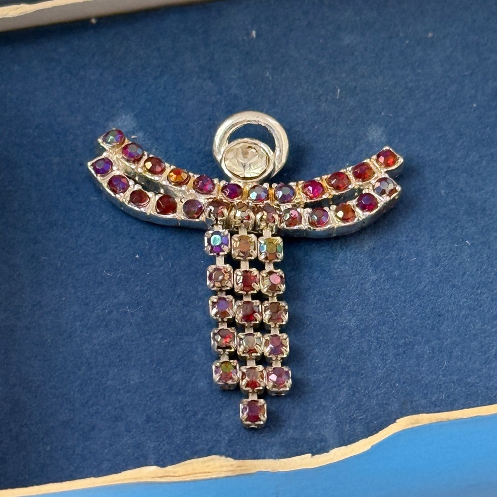 Avon Birthstone Angel Tac Pin January – Garnet Color w/ Original Box